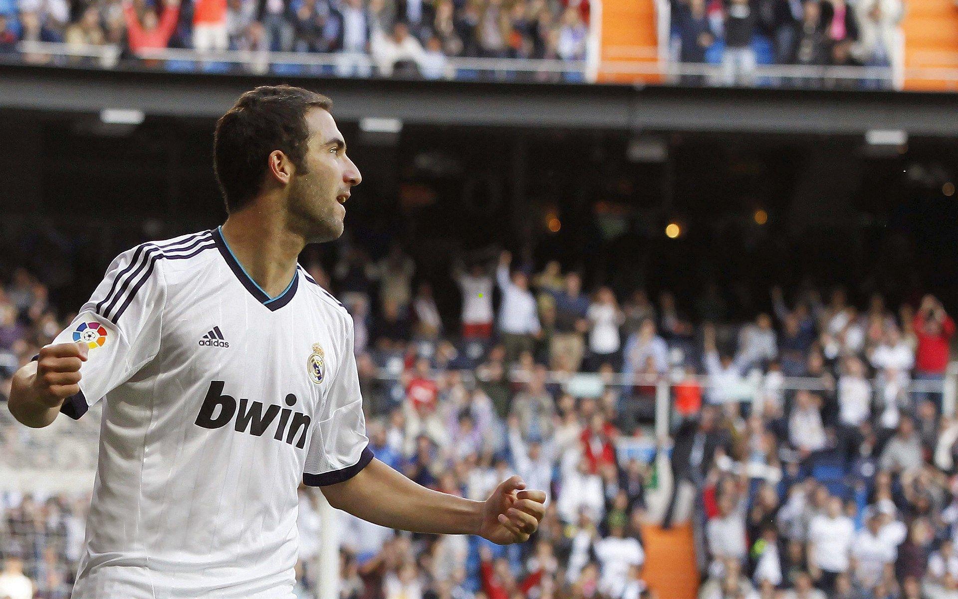 国足抵达训练场积极备战世预赛,主帅伊万面带微笑显信心