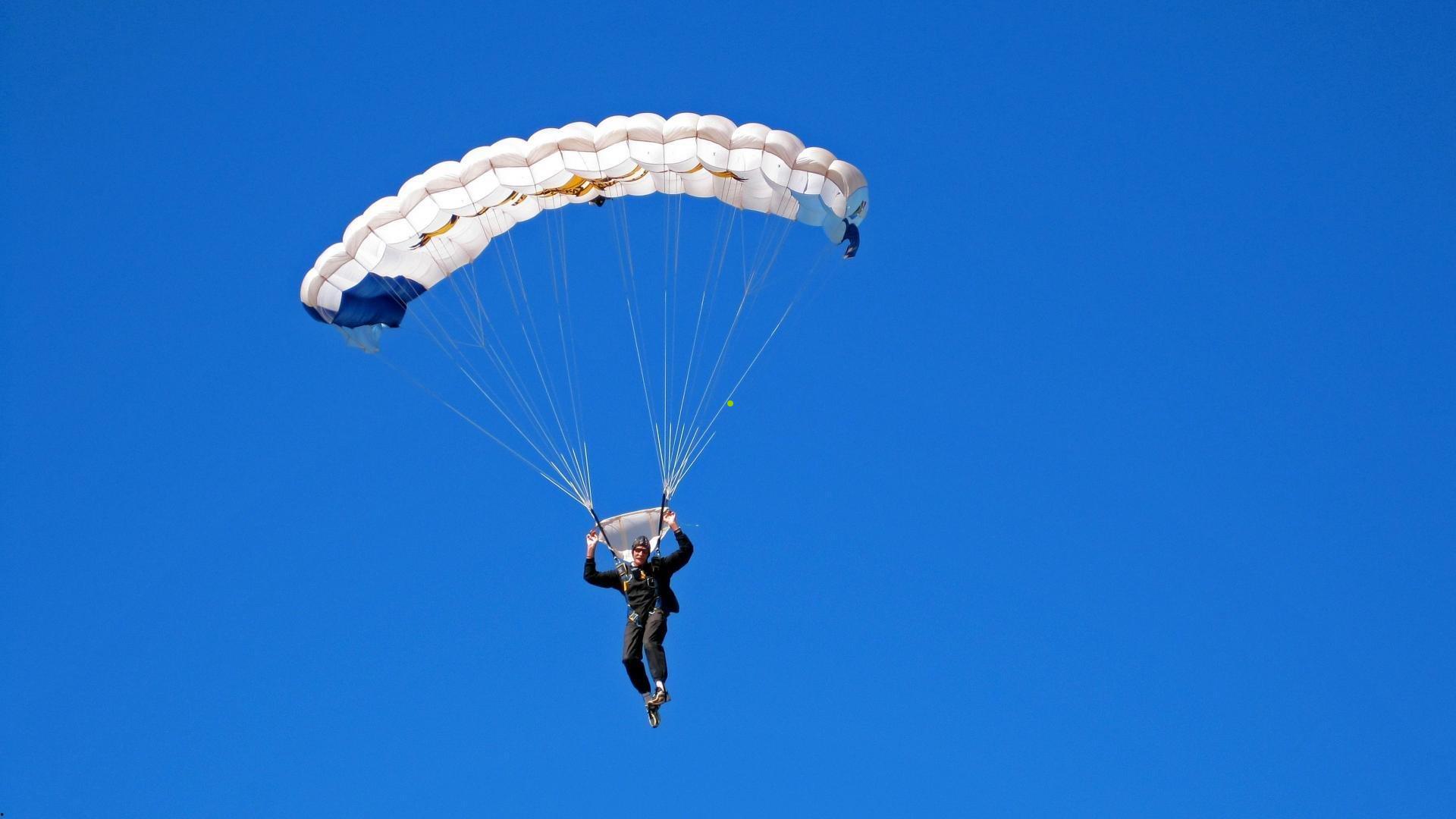 红牛车组创造奇迹，1.99秒闪电换胎刷新拉斯维加斯正赛进站纪录